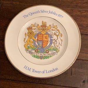The Queen’s Silver jubilee Tower of London Plate